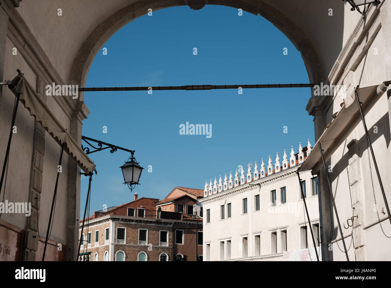 Blick von der Rialto-Brücke Venedig auf einige Dächer und Häuser mit blauen Himmel Stockfoto