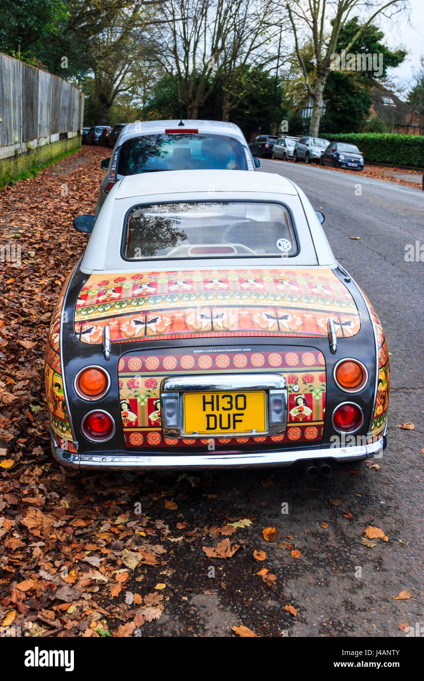 Nissan Figaro Auto, angepasste mit Drucken von Lizzie Montgomery, worin die braunen Blätter im Herbst, in dem es geparkt Stockfoto