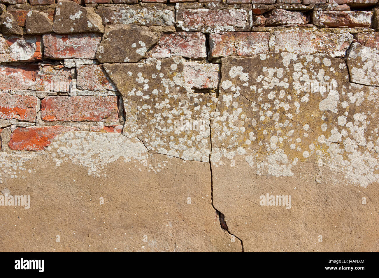 Hintergrundbild von eine alte verwitterte Mauer mit gerissenen Zement-rendering Stockfoto