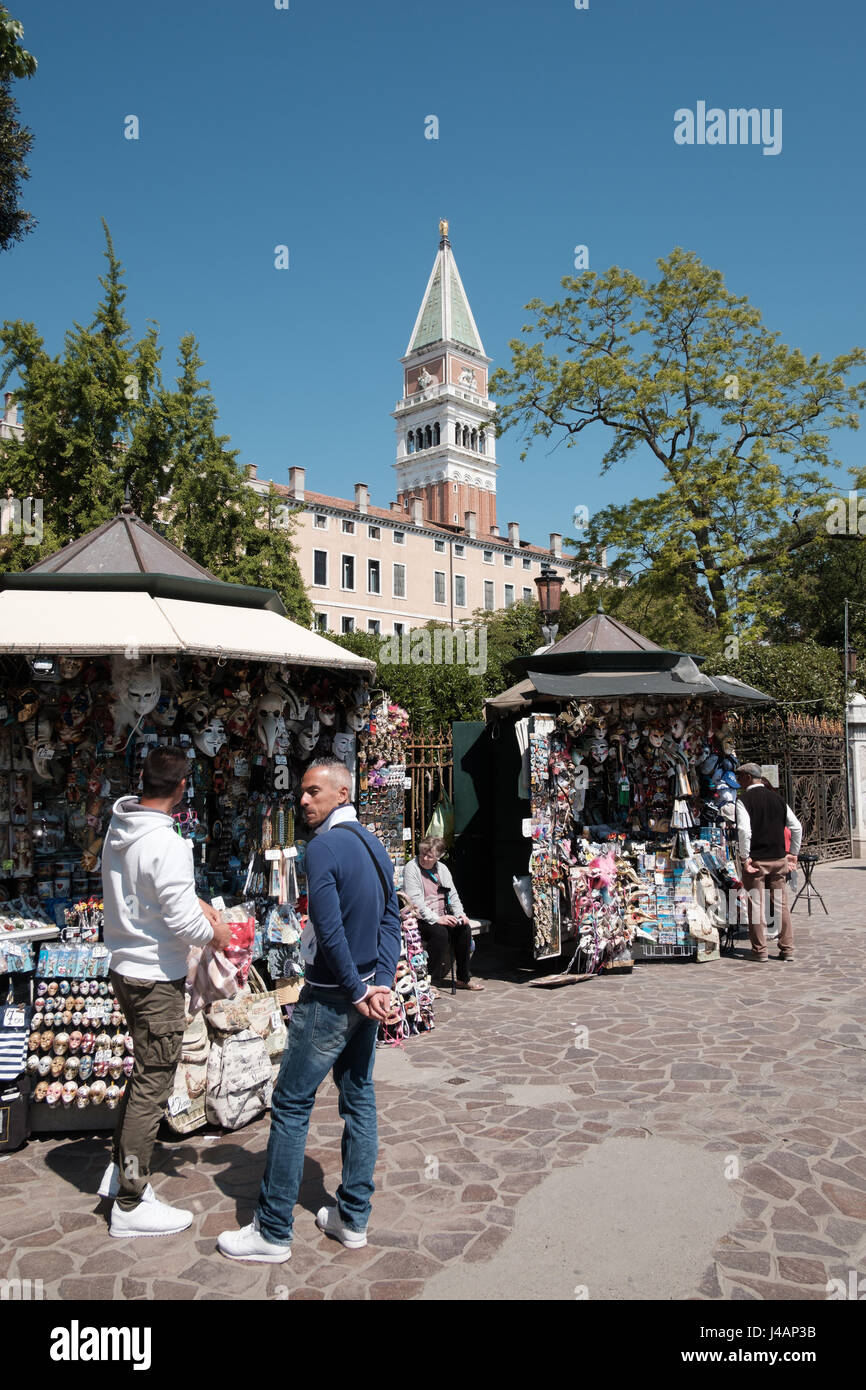 Menschen in Venedig mit dem Campanile auf dem Hintergrund Stockfoto