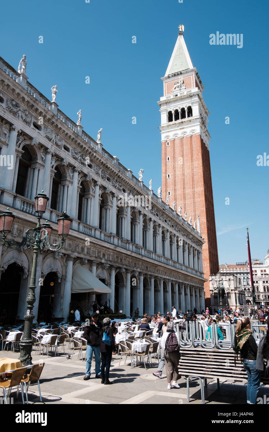 Piazza San Marco in Venedig mit dem Campanile Stockfoto
