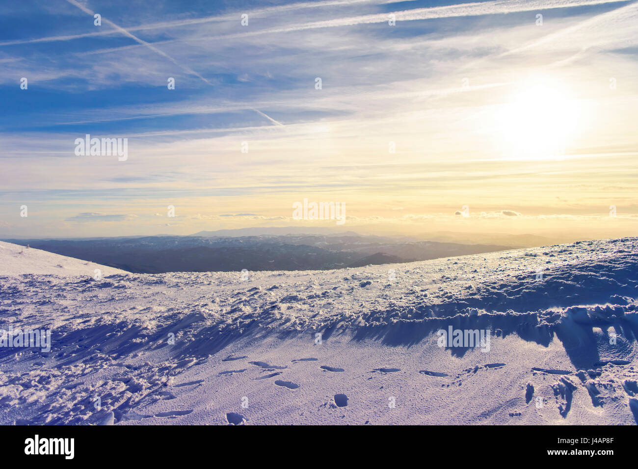 Schneebedeckte Bergkette bei Tageslicht Stockfoto