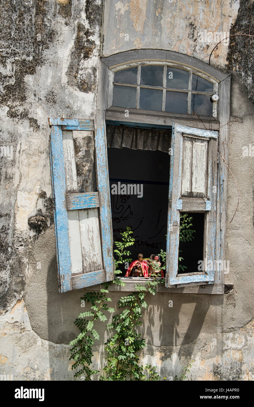 Kleine Statuen in baufälligen Haus, Malacca, Malaysia Stockfoto