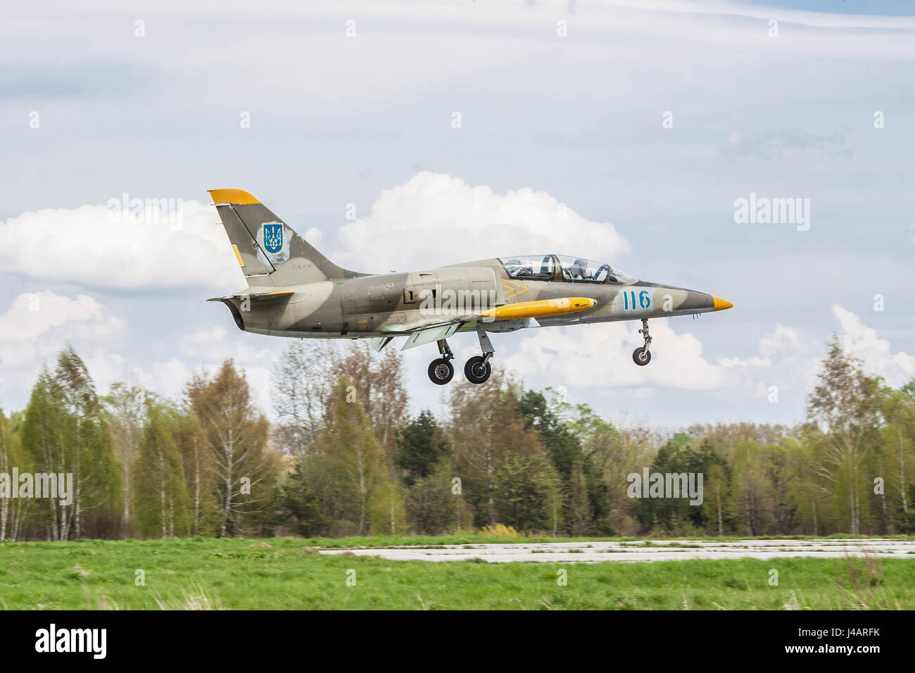Region Kiew - 24. April 2012: Ukraine Luftwaffe Aero l-39 Albatros Trainer Flugzeug Landung auf der Piste nach einem anderen Flug Stockfoto