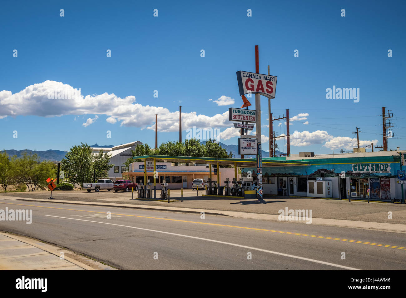 KINGMAN, ARIZONA, USA - 19. Mai 2016: Kanada Mart Gas & Geschenke auf der historischen Route 66. Diese Tankstelle mit einem Geschenk-Shop ist eine berühmte Stopp auf der Route 66 in Stockfoto