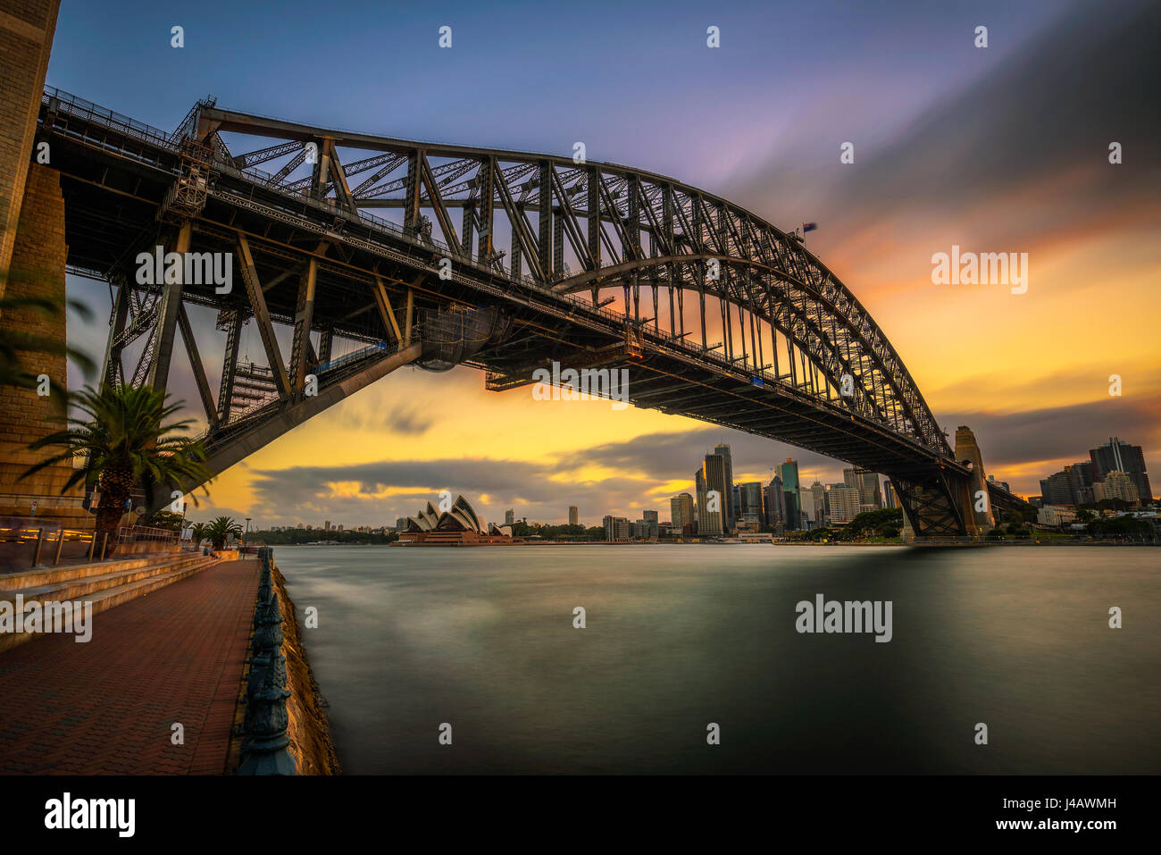 Sonnenuntergang Skyline von downtown Sydney Harbour Bridge, New South Wales, Australien. Langzeitbelichtung. Stockfoto