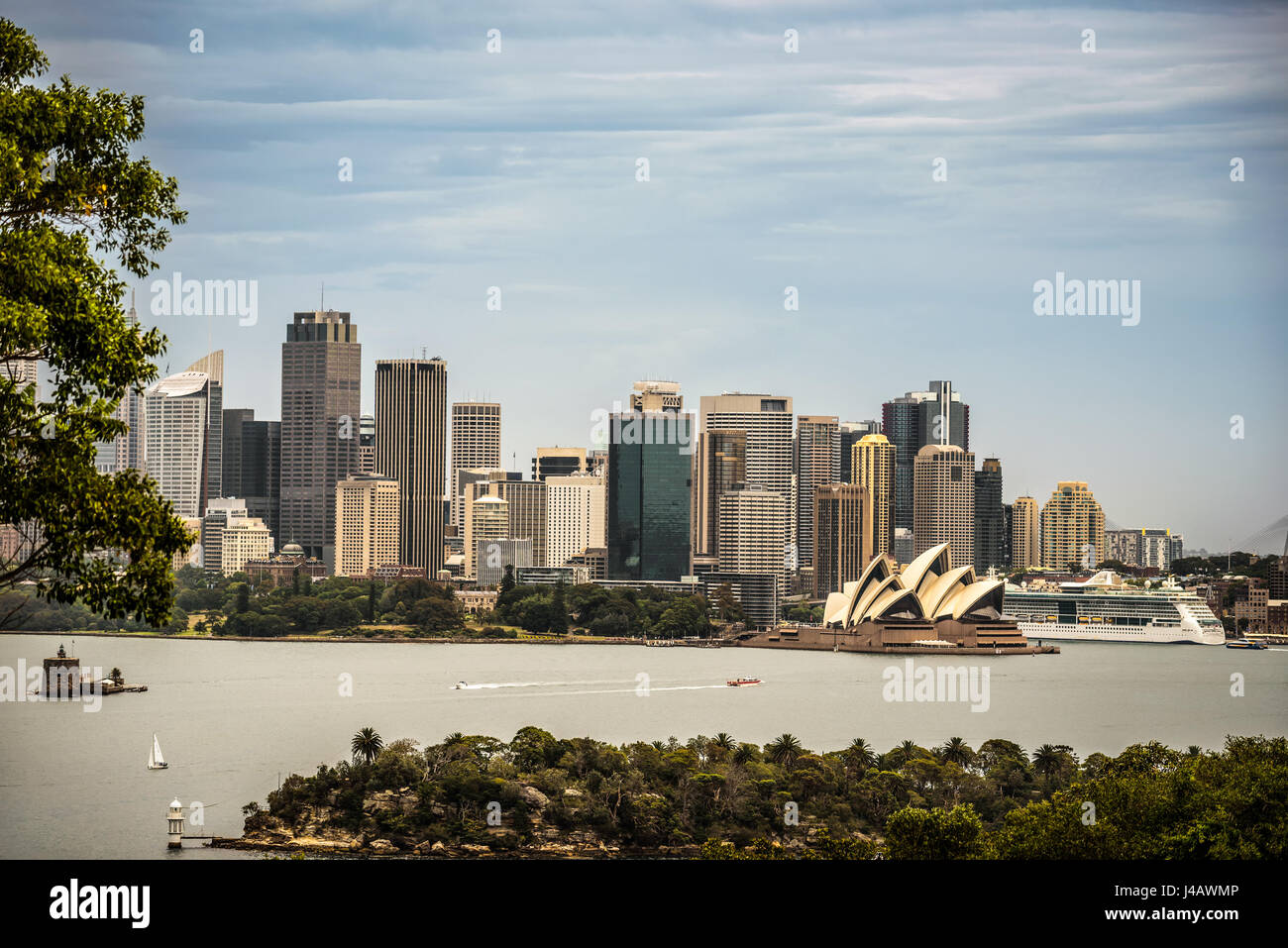 Skyline von Sydney Innenstadt von Taronga Hill, Australien betrachtet. Stockfoto