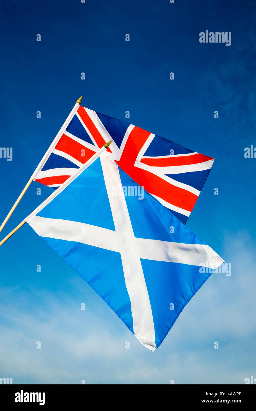 Schottland und Großbritannien Fahnen zusammen solidarisch im sonnigen Himmel Stockfoto