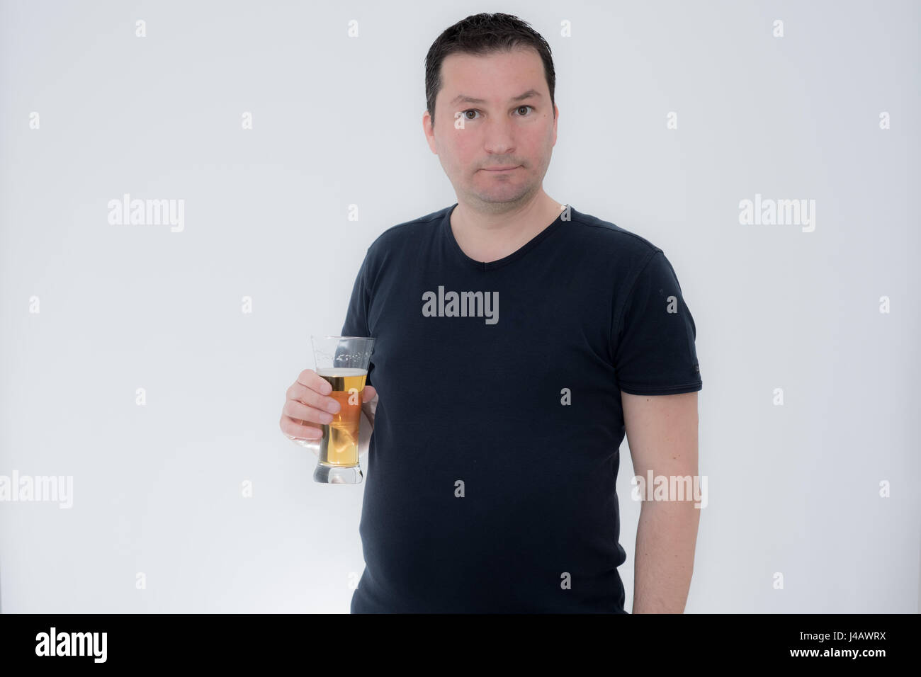 Mann trinkt Bier Stockfoto