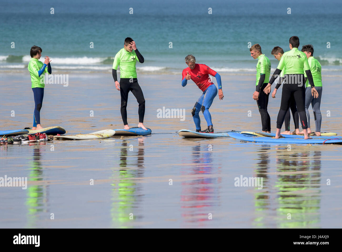 Ein Surflehrer Schule unterrichten Anfänger Newquay Cornwall Surfen Surfer Lernenden lernen Coaching Unterricht unterrichten Stockfoto