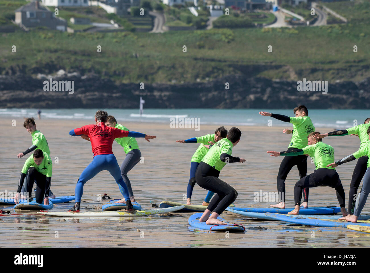 Ein Surflehrer Schule unterrichten Anfänger Newquay Cornwall Surfen Surfer Lernenden lernen Coaching Unterricht unterrichten Stockfoto