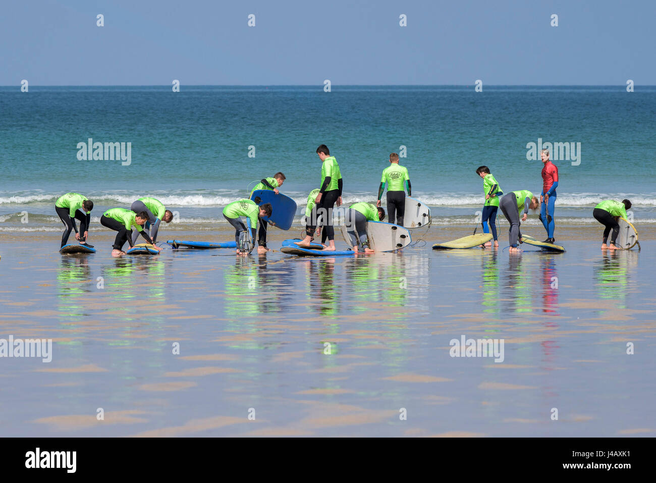 Cornwall.  Novizen in einer Surfschule bereiten Sie für ihre erste Lektion mit Escape-Surf-Schule. Fistral, Newquay. Stockfoto