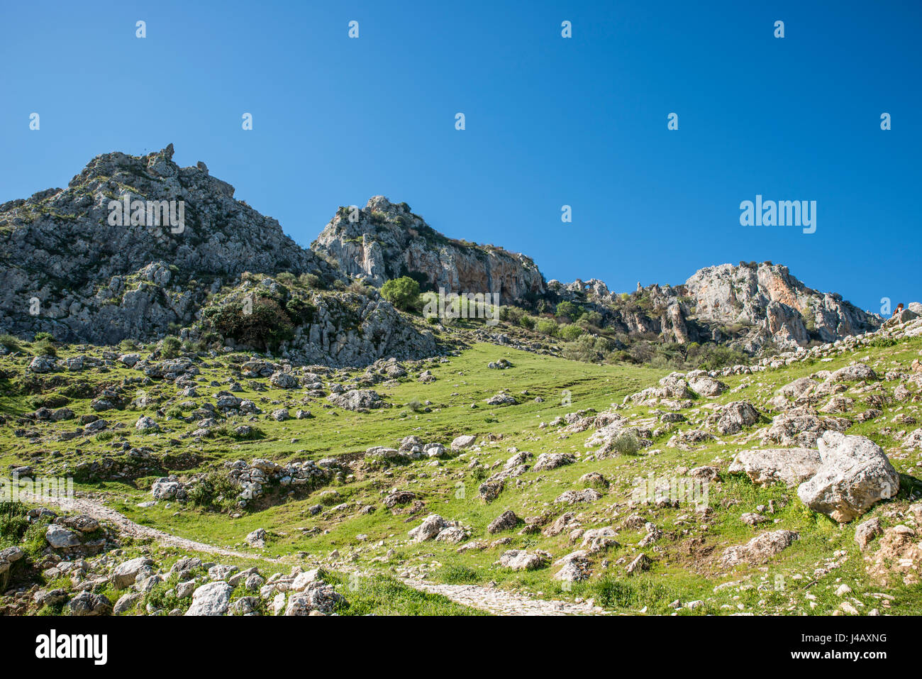 Hintergrund der hohen Felsen im spanischen Teil namens Andalusien in der Nähe von Córdoba Stockfoto