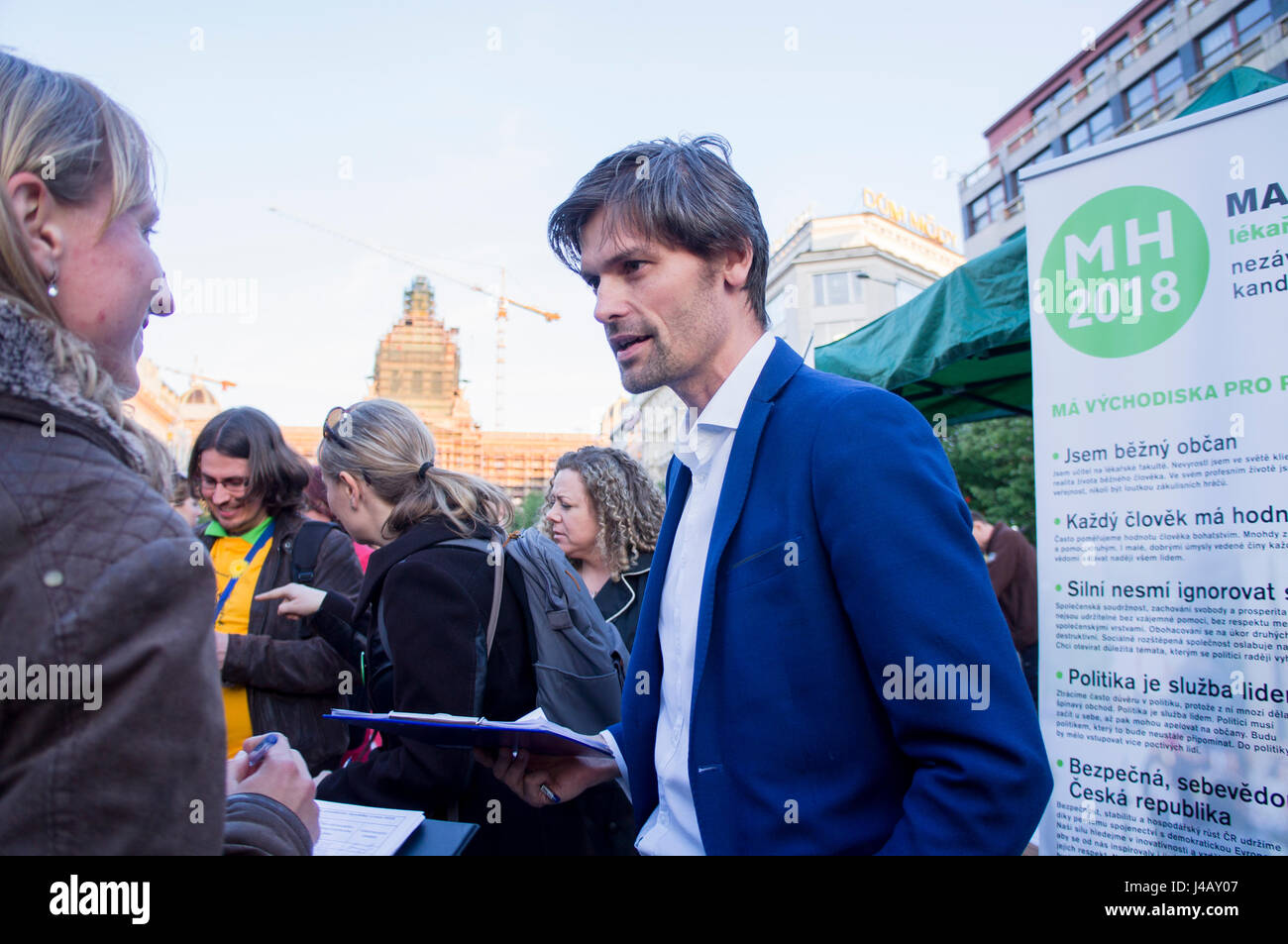 Einen Stand zur Sammlung von Unterschriften für Tschechische politischer Aktivist und Universitätslektor Marek Hilser (Foto) für die Nominierung-Petition, die als Präsidentschaftskandidat an Vaclavske Namesti in Prag, Tschechische Republik, Registrierung notwendig ist, de Stockfoto