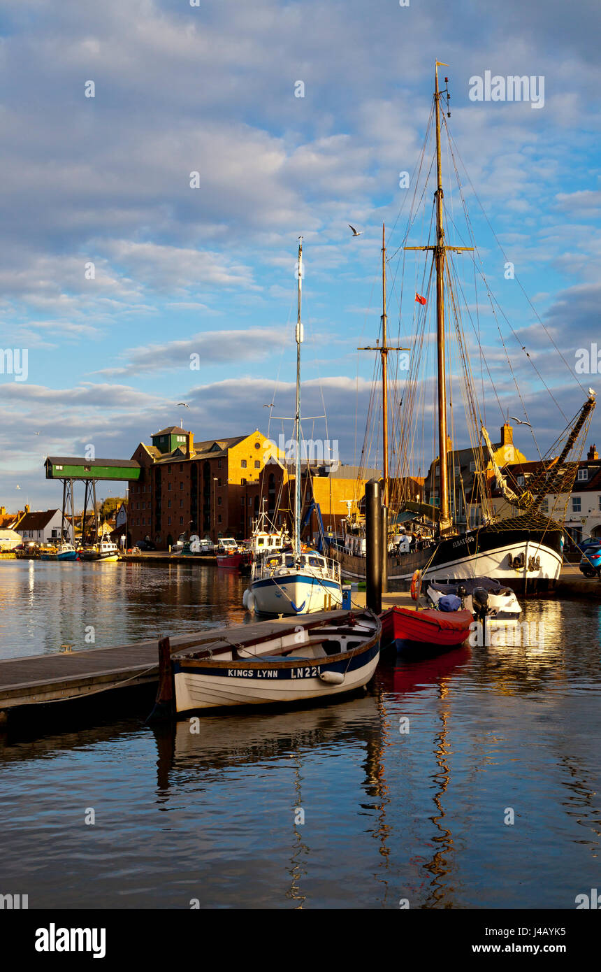 Boote im Hafen von Wells nächsten The Sea in North Norfolk England UK Stockfoto