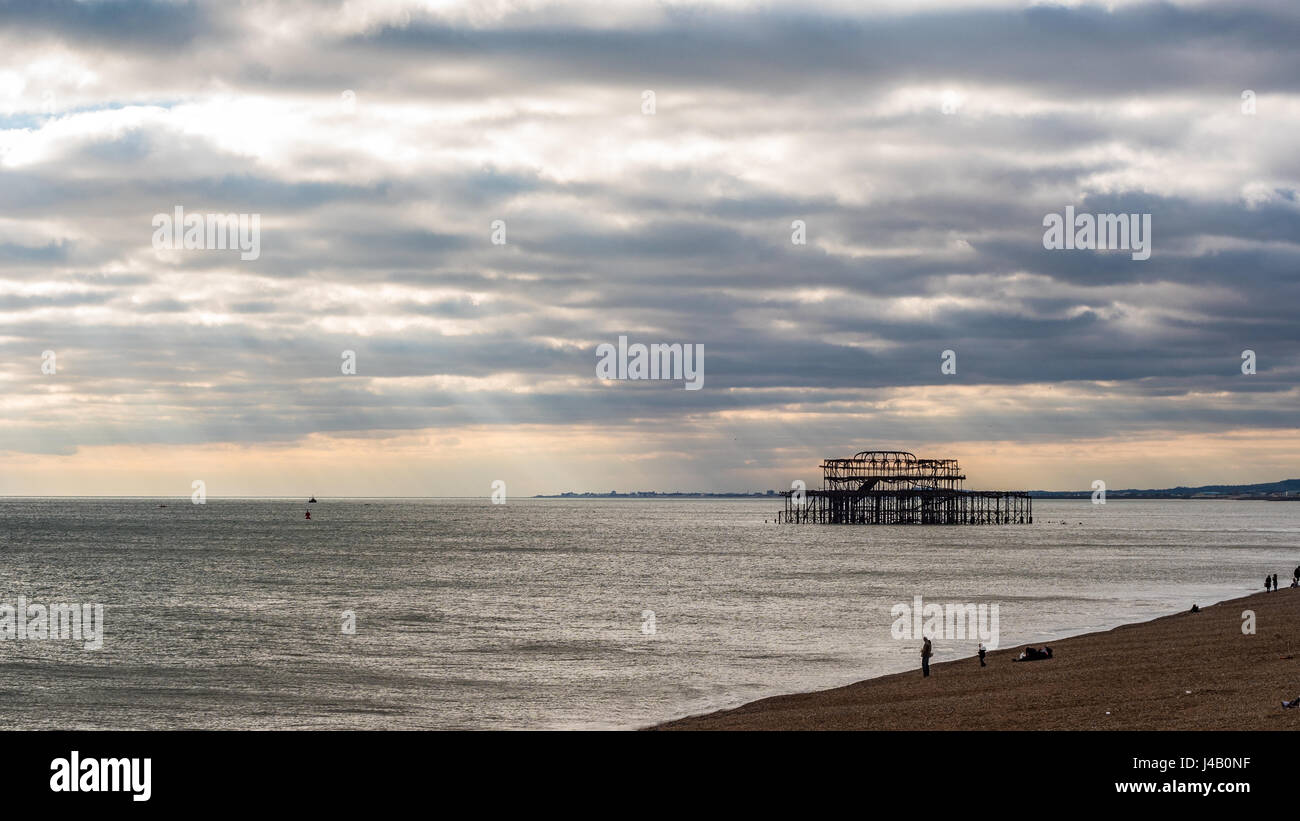Blick auf die Reste des zerstörten West Pier in Brighton Stockfoto