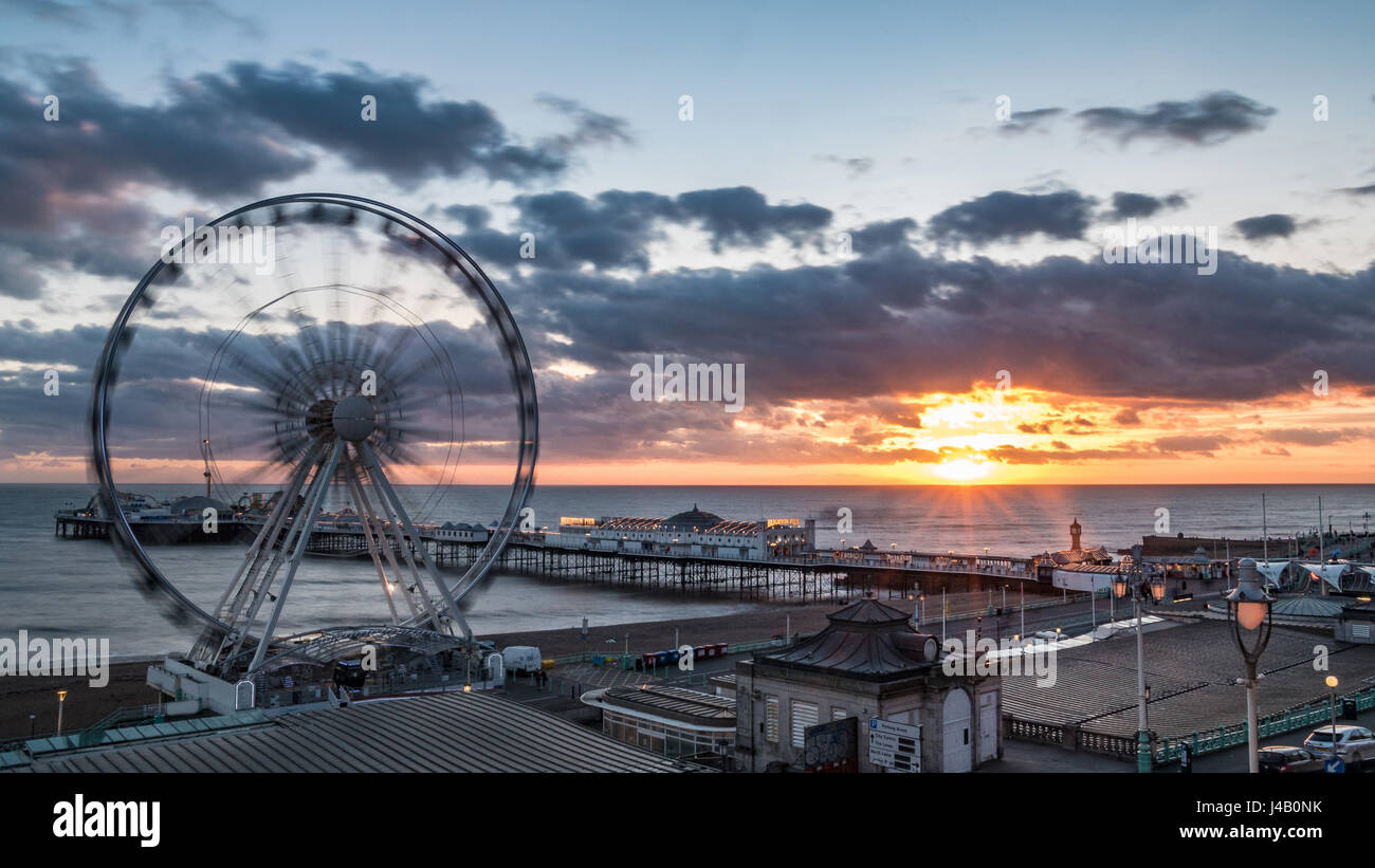 Blick auf den viktorianischen Pier von Brighton, auch bekannt als das Palace Pier und das Brighton Rad bei Sonnenuntergang Stockfoto