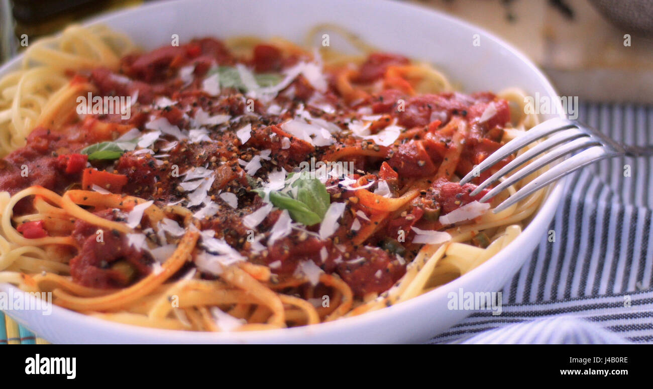 Nahaufnahme der italienischen Pasta (Spaghetti, Linguine) mit Tomatensauce Stockfoto