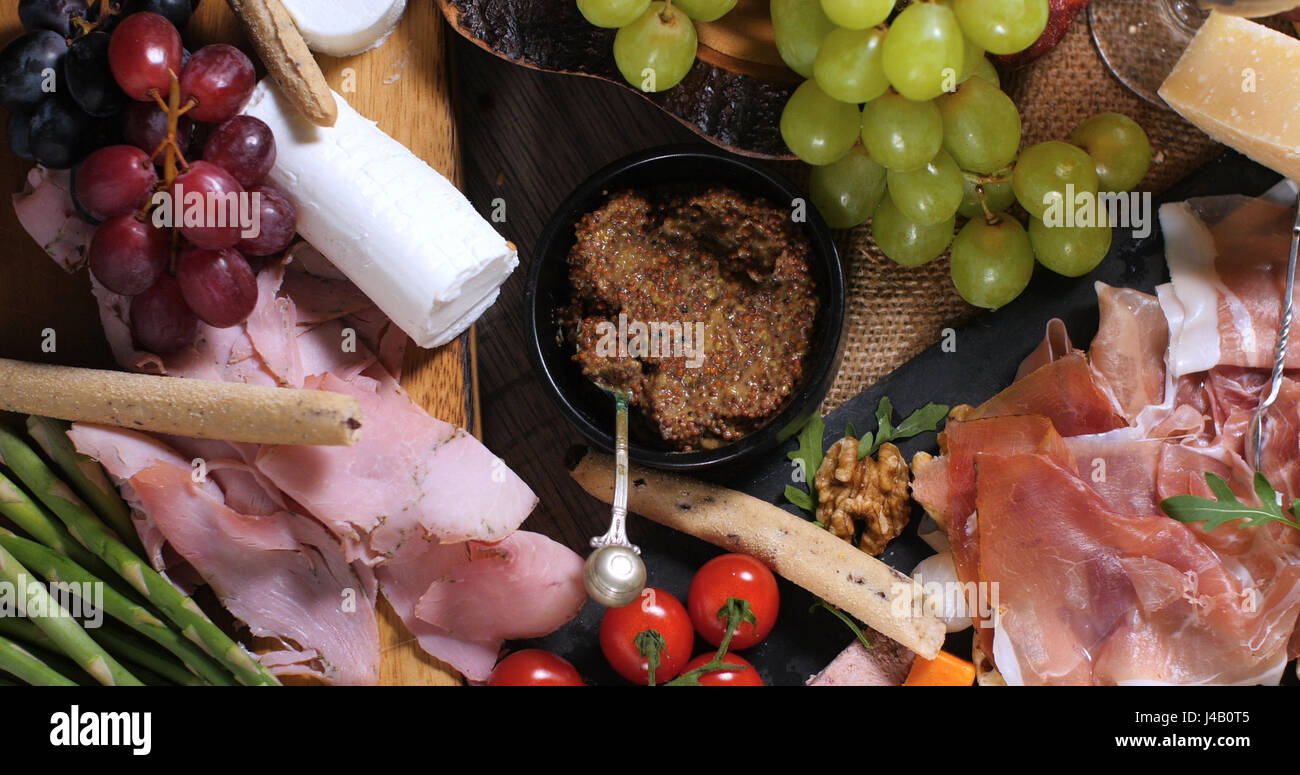 Top-down Ansicht eine Platte mit Wurst (Wurst): Schinken, Salami und Käse Stockfoto