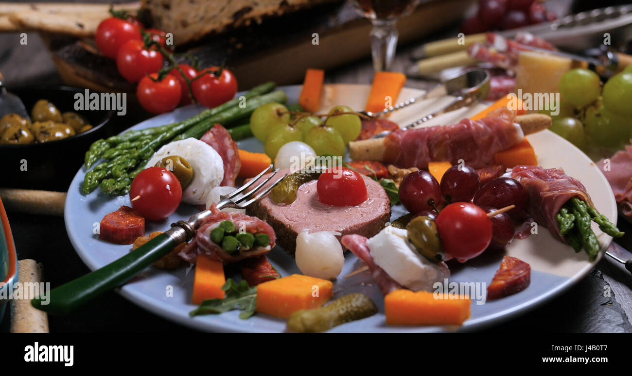 Eine Platte mit Wurst (Wurst), Schinken, Salami, Pastete und Käse Stockfoto