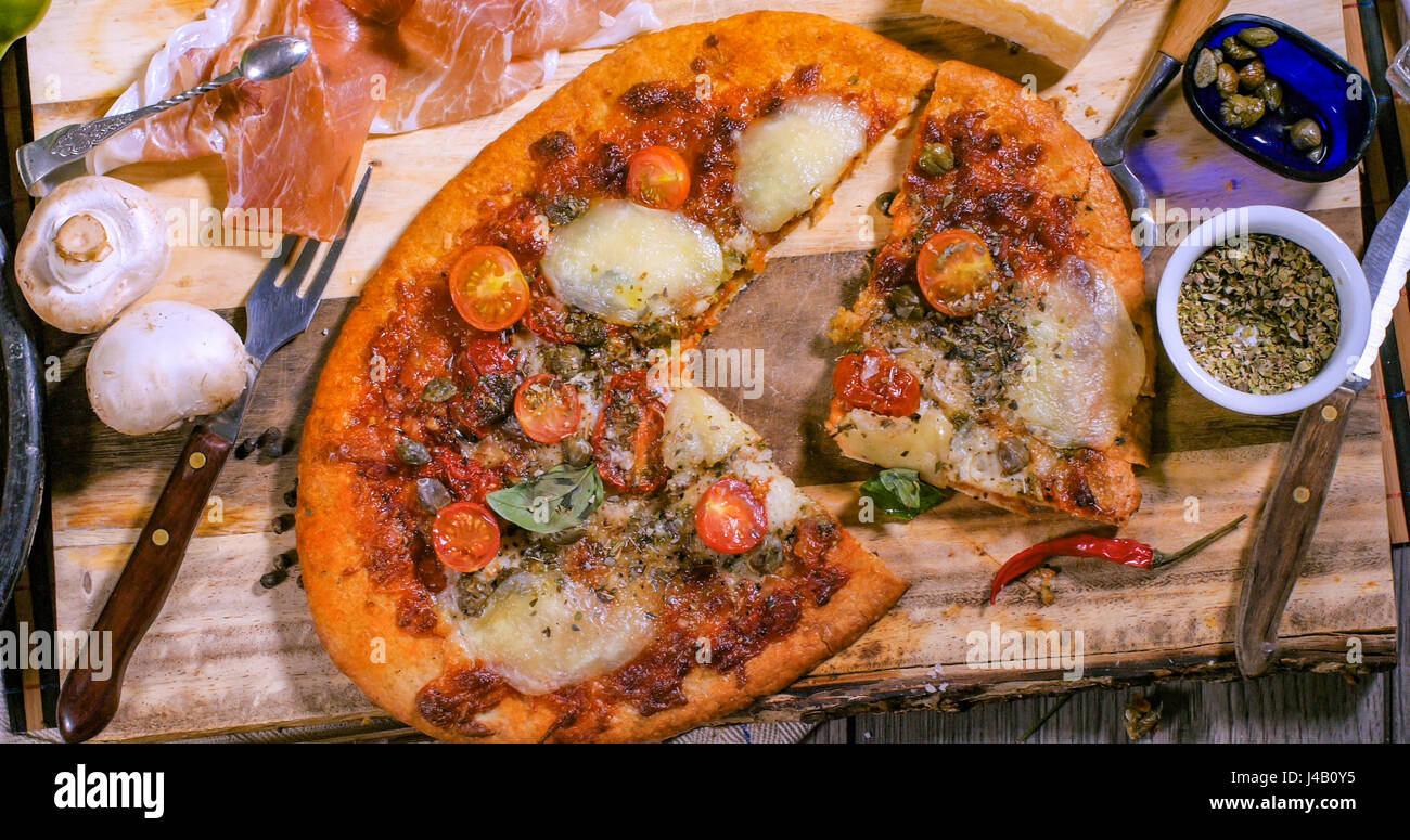 Top-down-Sicht auf eine italienische Pizza margherita Stockfoto