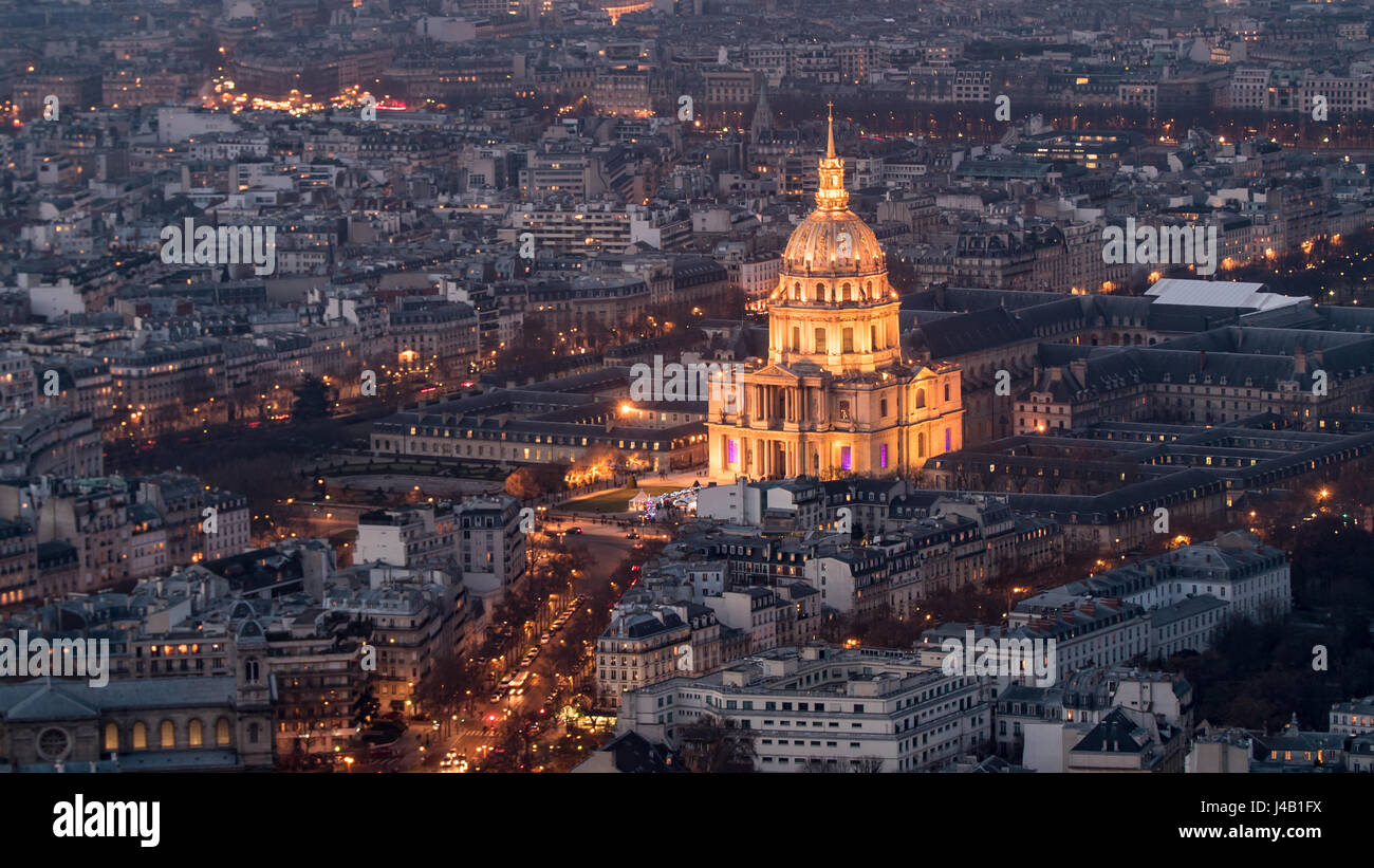 Luftaufnahme des Hotel des Invalides in Paris in der Nacht mit künstlichem Licht Stockfoto