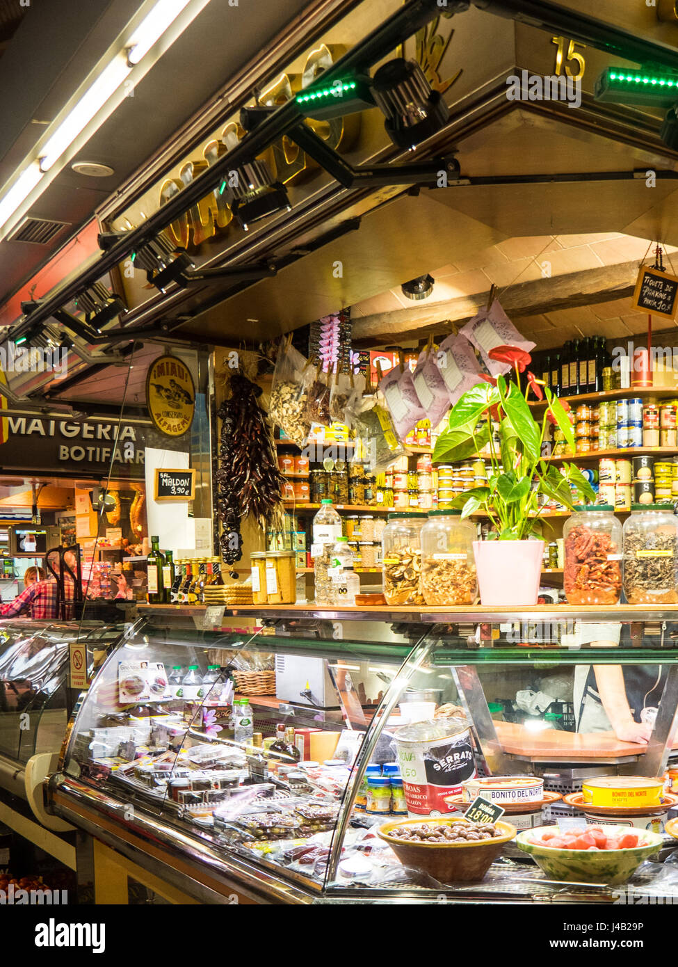 Ein Feinkostgeschäft in Santa Caterina Markt, BArcelona, Spanien. Stockfoto