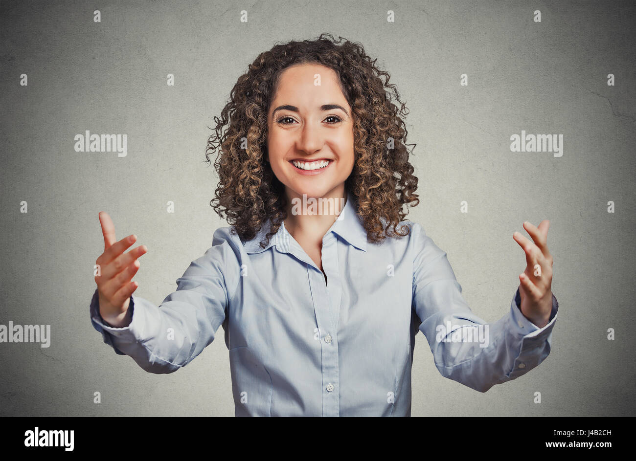 Closeup Portrait junge glückliche Frau winkte mit Armen zu kommen und gib ihr einen Bären umarmen isoliert graue Wand Background. Positive Emotionen Gesichts expressi Stockfoto