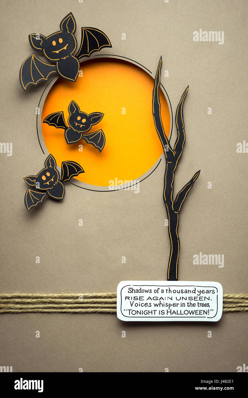 Kreative Halloween Konzept Foto von Fledermäusen Papier auf braunem Hintergrund. Stockfoto
