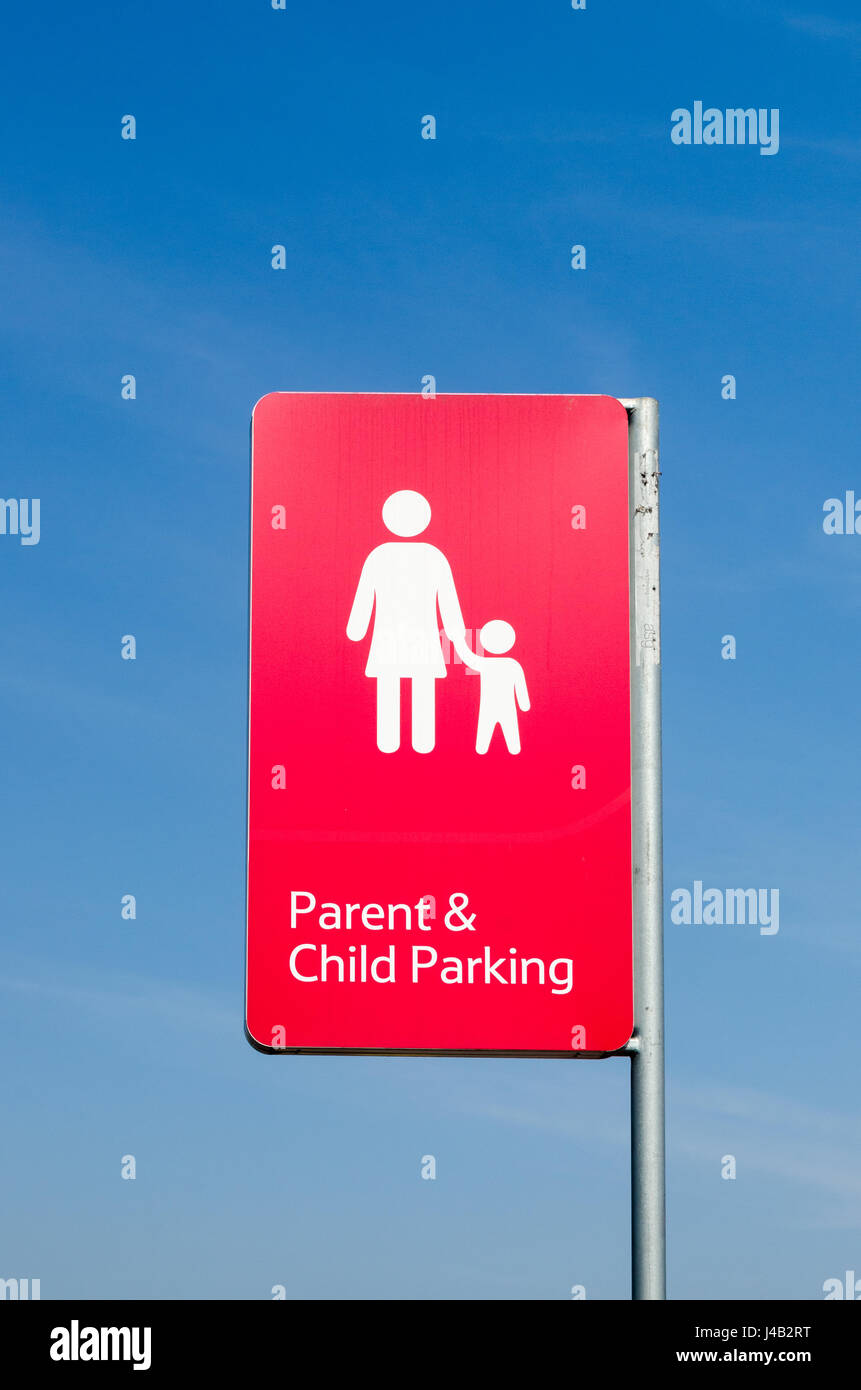 Großes rotes Schild ausgewiesenen Elternteil und Kind Parkplätze auf dem Parkplatz bei Tesco Extra in Cradley Heide, West Midlands Stockfoto