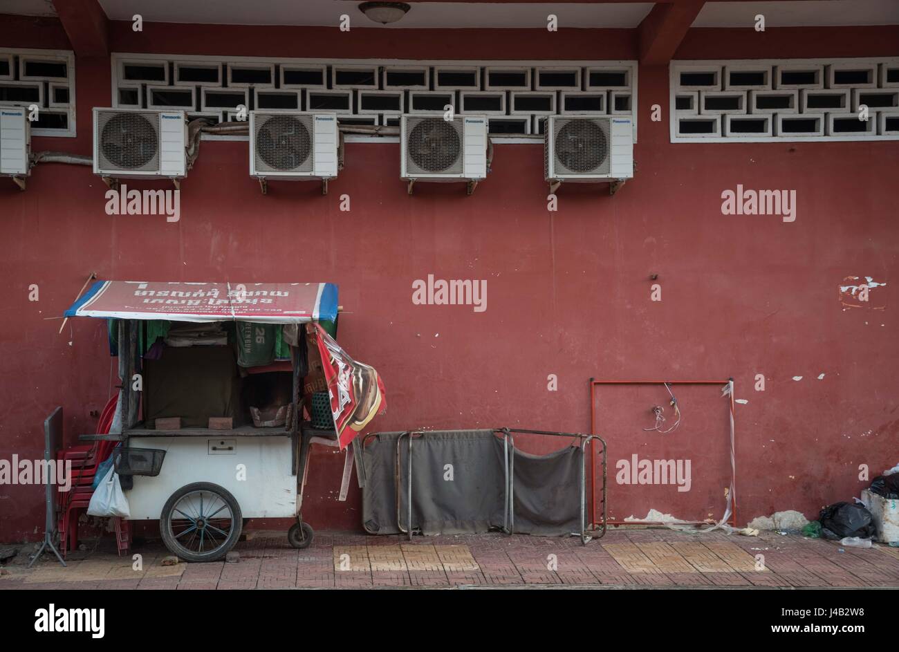 Am Straßenrand Szene mit leeren Snack stand, Klimaanlage und einem Klappbett.  Kompong Cham, Kambodscha Stockfoto