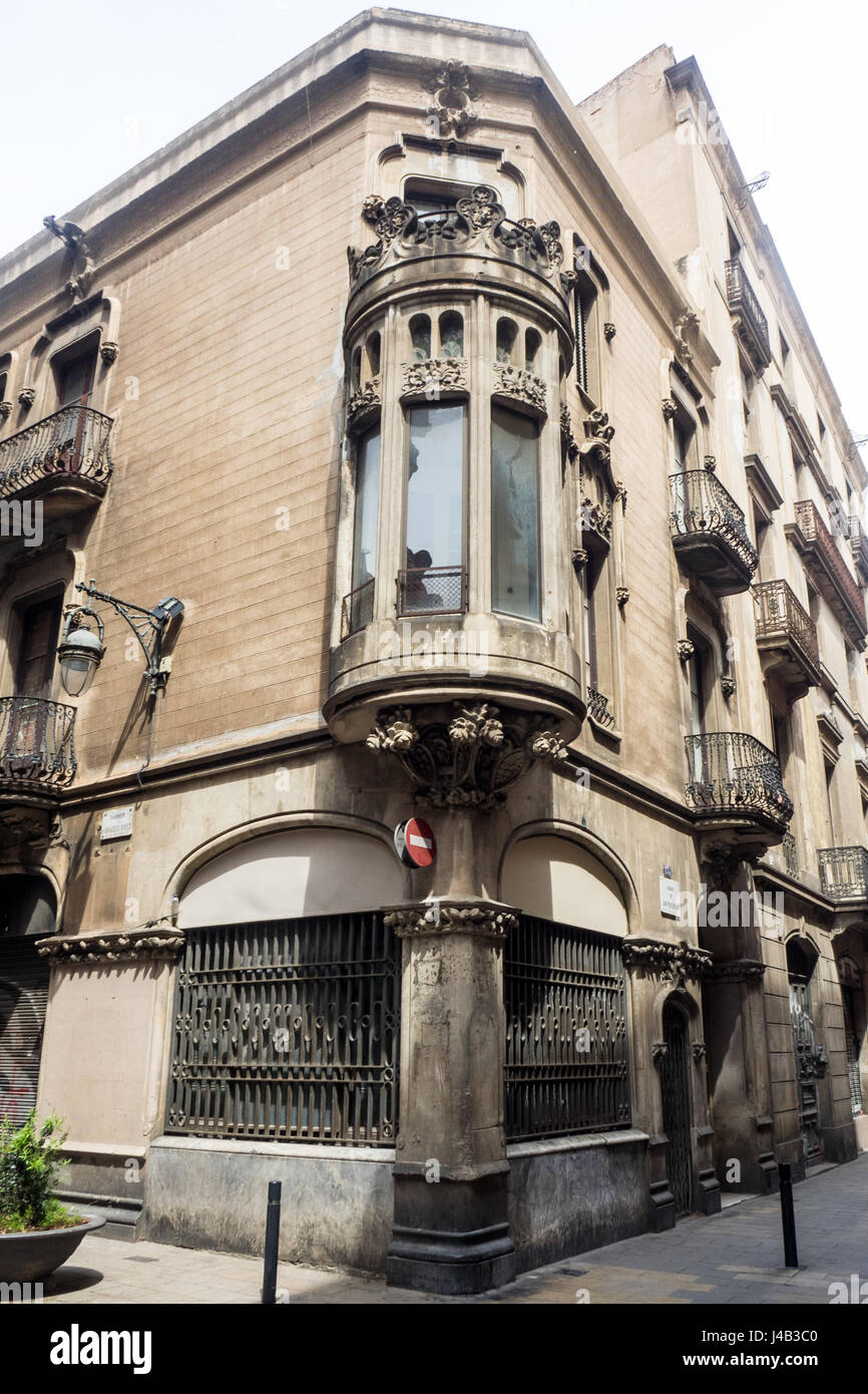 Reich verzierte Eckfenster auf eine erste Erdgeschosswohnung im gotischen Viertel, Barcelona, Spanien. Stockfoto