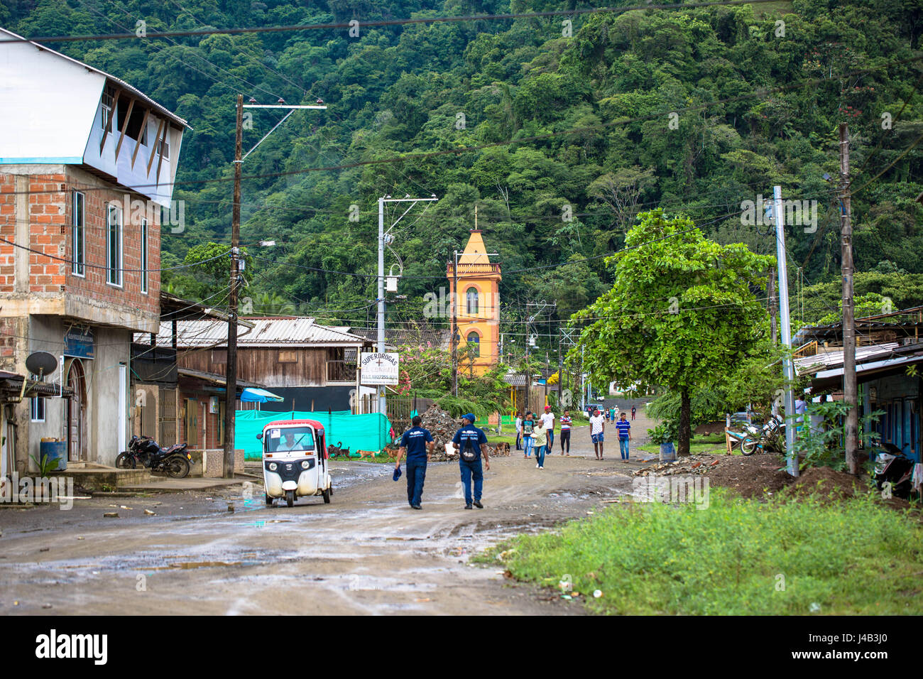 Bahia Solano ist eine isolierte kleine Stadt an der Pazifikküste Kolumbiens, die nur mit dem Flugzeug und dem Boot erreichbar ist und hauptsächlich von Afro-Kolumbianern bewohnt wird. Stockfoto