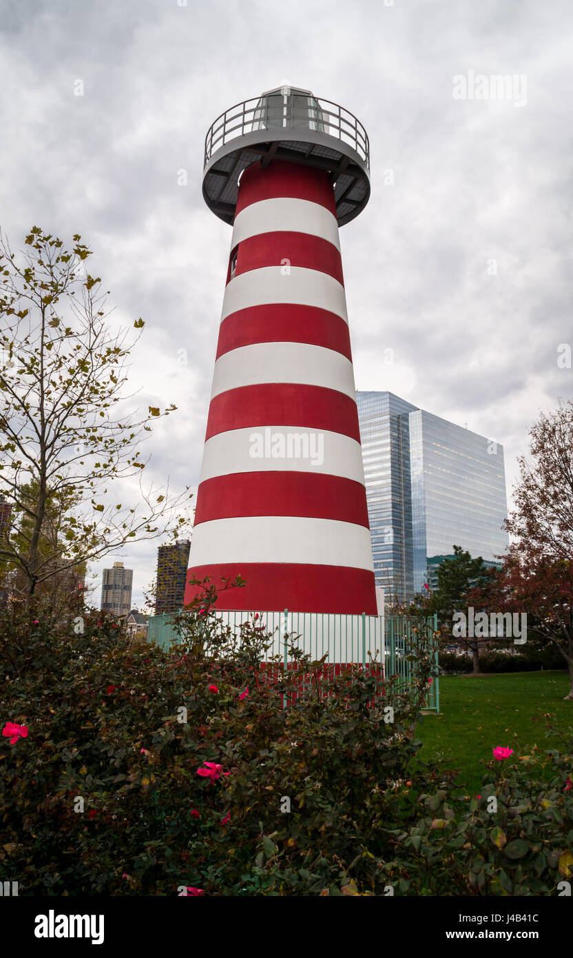 LeFrak Point Lighthouse, ein traditionelles rot-weiß gestreiften Leuchtturm an einem stürmischen Tag grau, Newport Lighthouse Park, Jersey City, NJ, USA Stockfoto