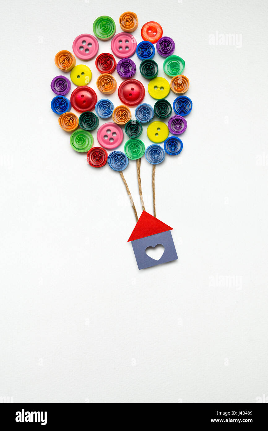 Kreativkonzept Foto eines Hauses mit Luftballons made of Papier auf weißem Hintergrund. Stockfoto