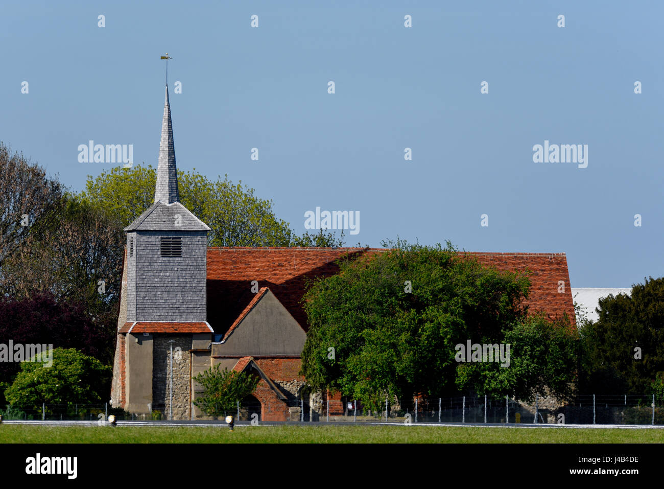 St. Laurence and All Saints Church in Eastwood, Southend, Essex. Neben dem Flughafen London Southend Stockfoto