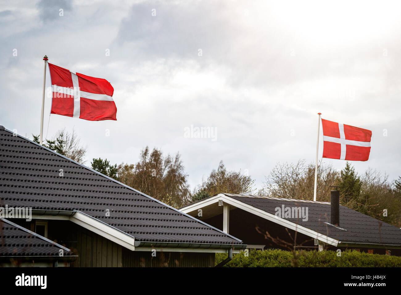 Dänische Flagge Feier in einem Lande Viertel mit kleinen Häusern und maßstabsgerechte Stockfoto