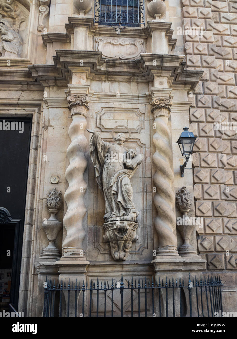 Statue von Jesuiten Saint Francis Borgia, eingerahmt von zwei salomonischen Säulen am Eingang der Bethlehem-Kirche in Barcelona. Stockfoto
