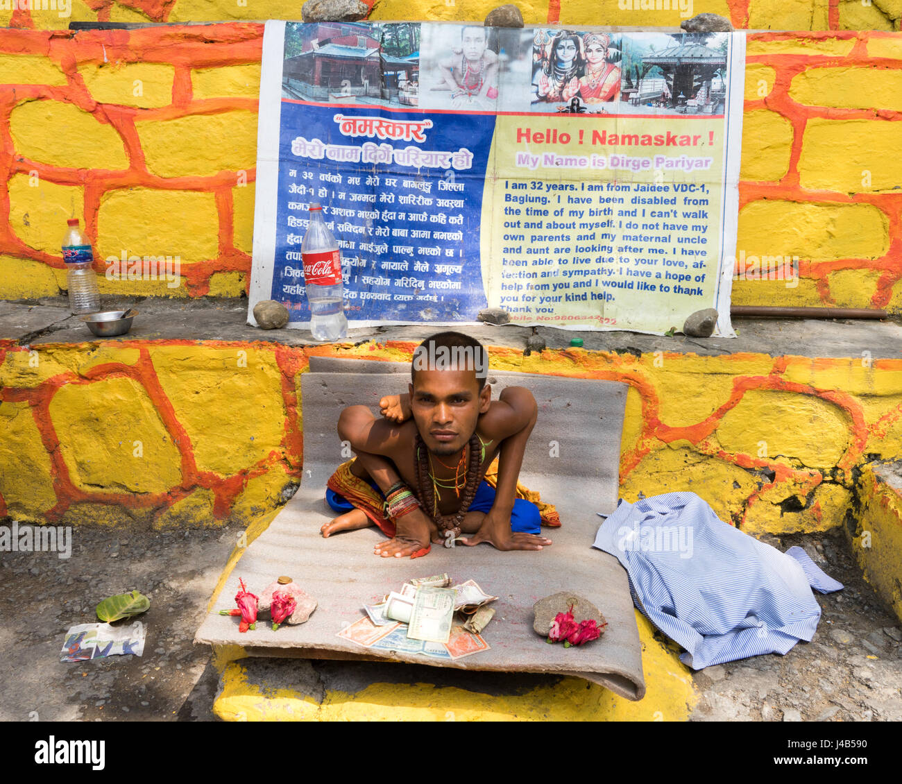 Opfer der Kinderlähmung betteln in Pokhara, Nepal. Stockfoto