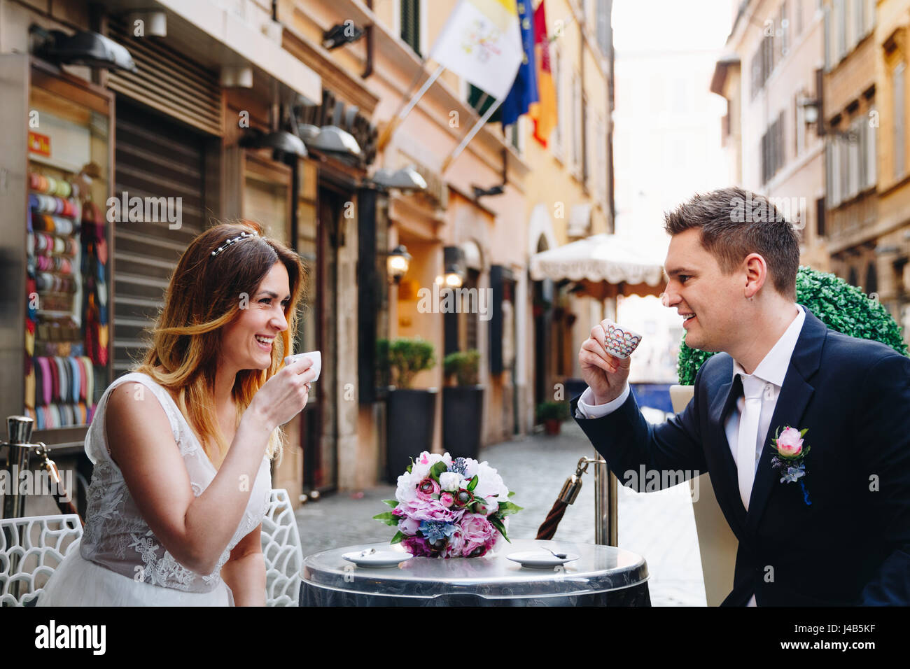 Braut und Bräutigam auf einem Tisch Kaffeetrinken in Rom, Italien Stockfoto