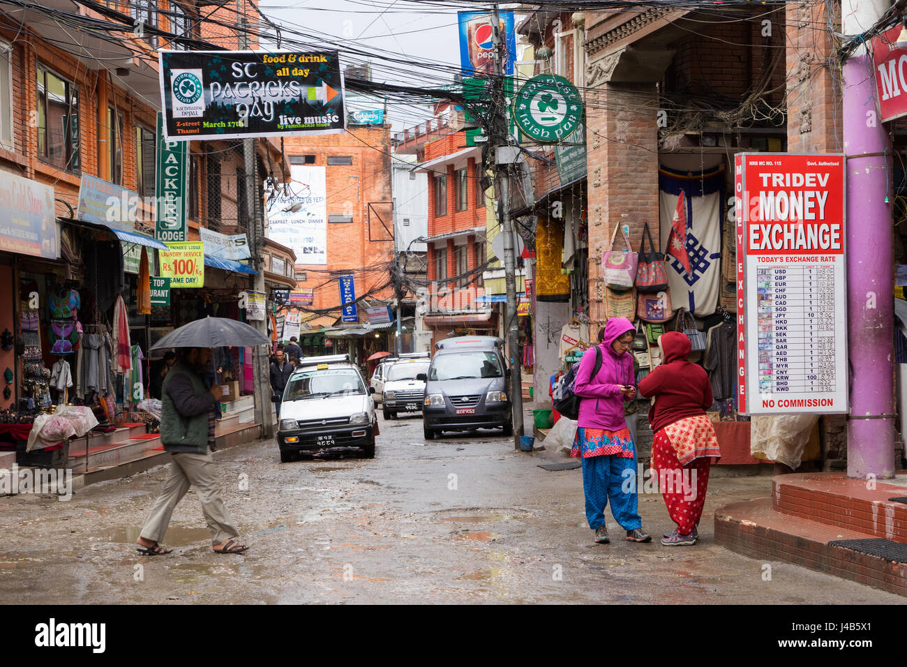Straßenszene, Bezirk Thamel, Kathmandu, Nepal. Stockfoto