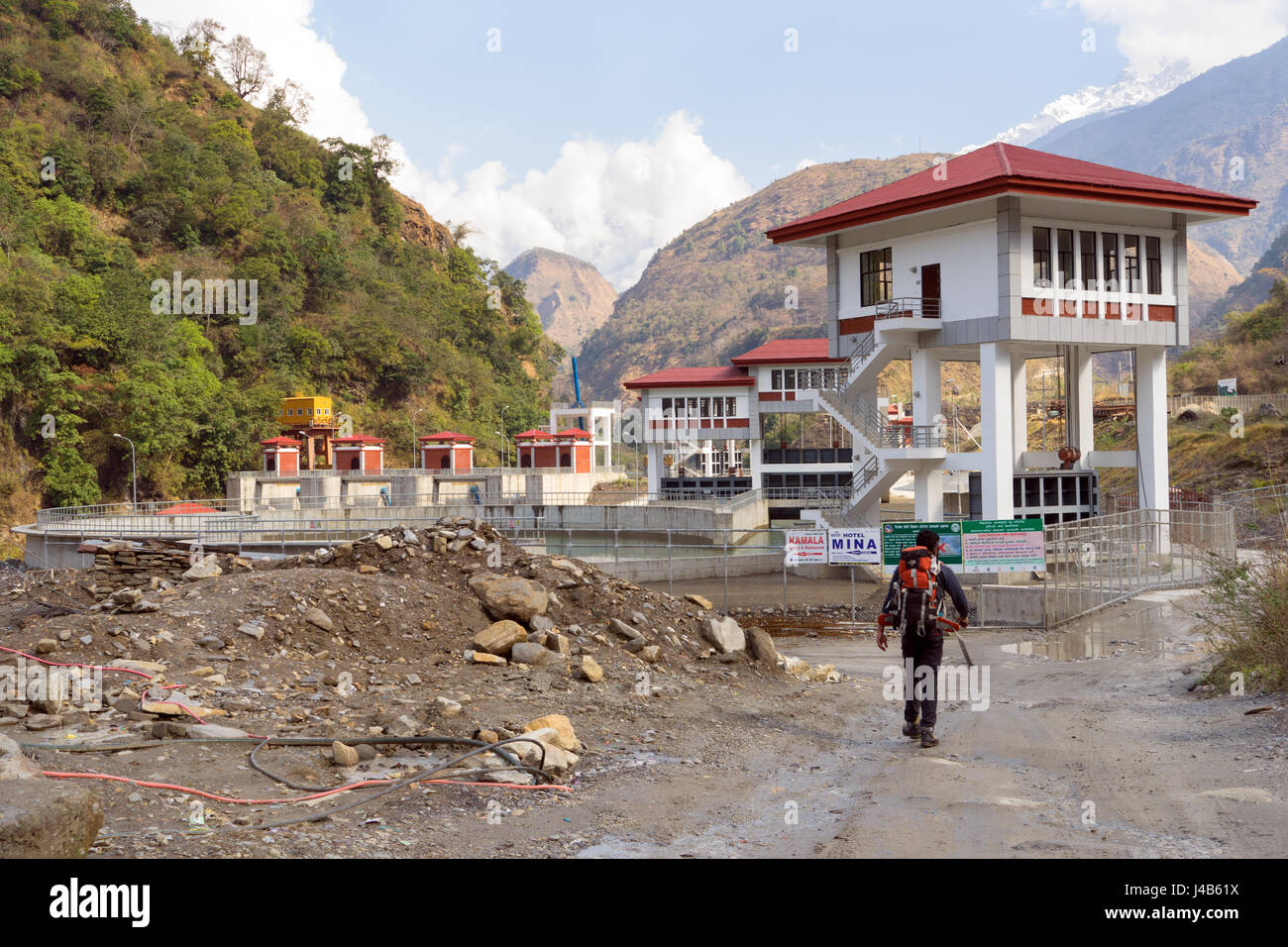 Wanderer zu Fuß in Richtung der neu abgeschlossenen oberen Marsyangdi dam, Bhulbhule, Lamjung Bezirk, Nepal. Stockfoto