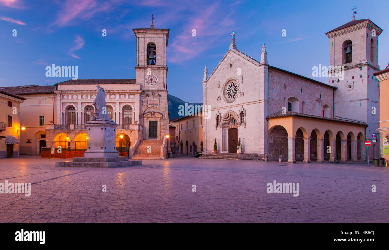Twilight in Piazza San Benedetto mit Palazzo Comunale und Basilica di San Benedetto, Norcia, Umbrien, Italien Stockfoto