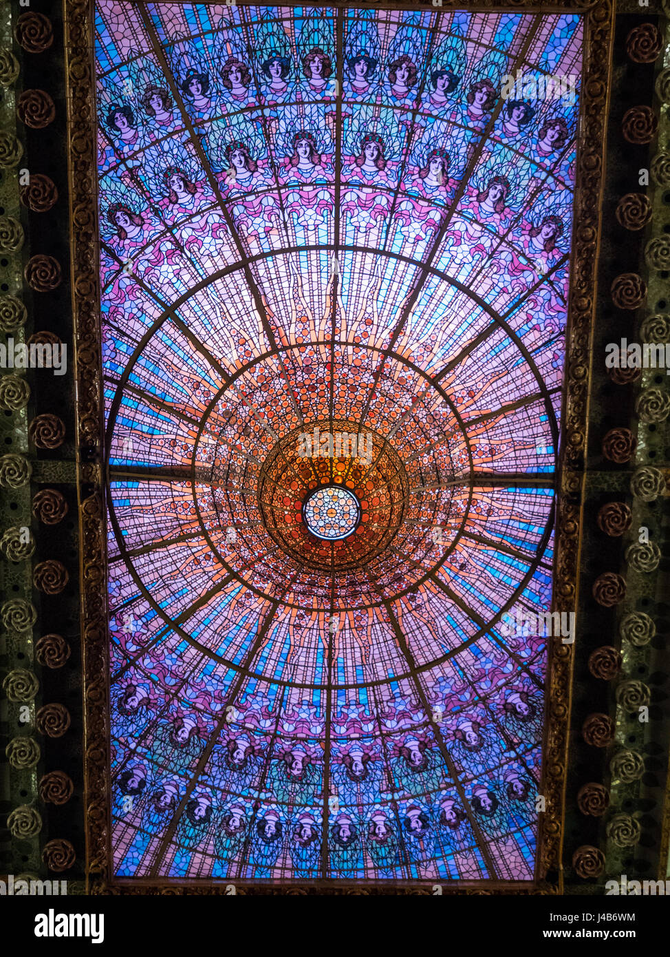 Buntglas-Dachfenster Dachluke des Palau De La Música Catalana, Barcelona Spanien. Stockfoto