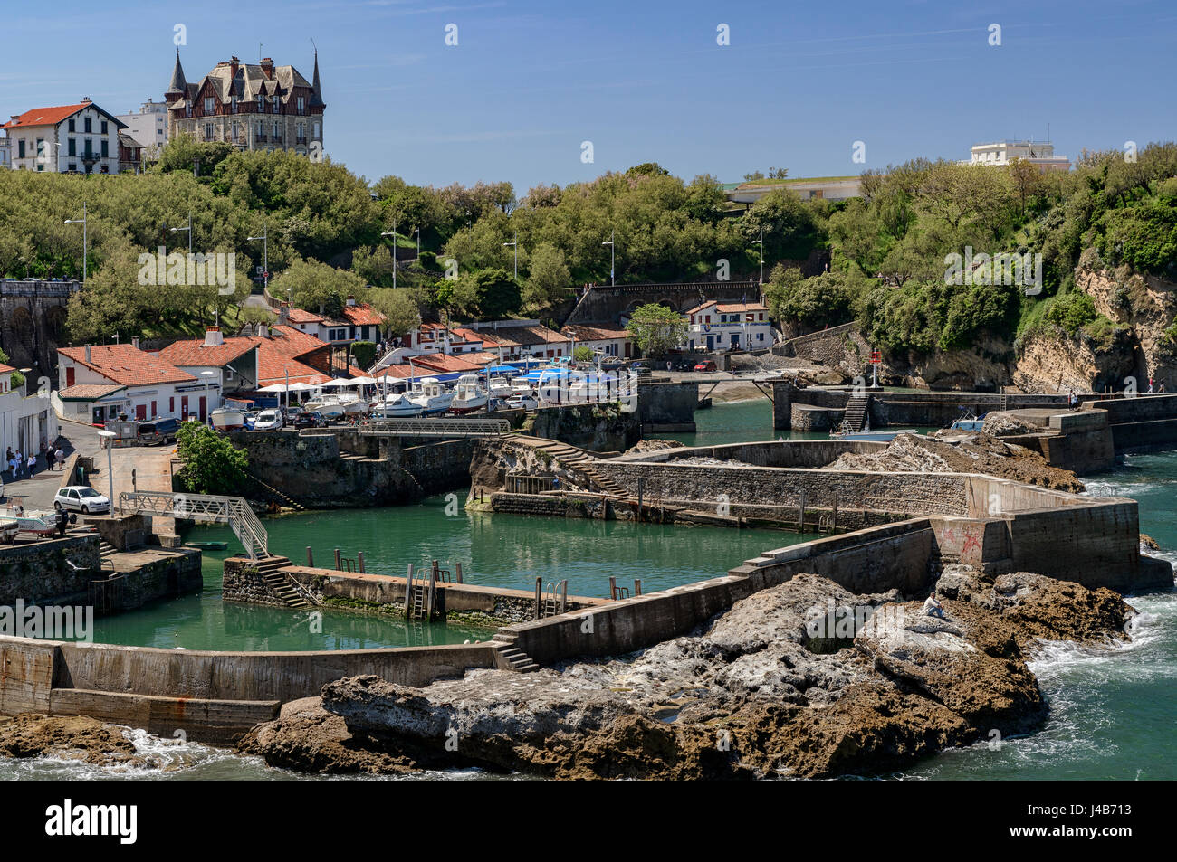 Ansicht des alten Hafen Biarritz und V Le Goeland Villa, Aquitaine Golfe de Gascogne Bucht von Biscaya, Frankreich Europa Stockfoto