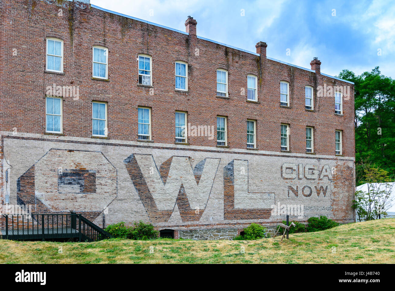 Alte bemalte Eule Zigarre Anzeige auf Backsteingebäude, Port Townsend, Washington, USA Stockfoto