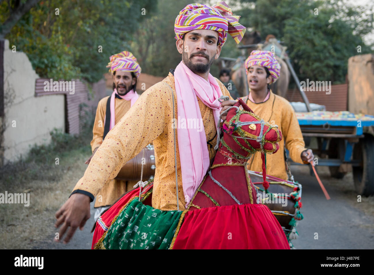 Indische Männer spielen Trommeln und tanzen in den Straßen Stockfoto