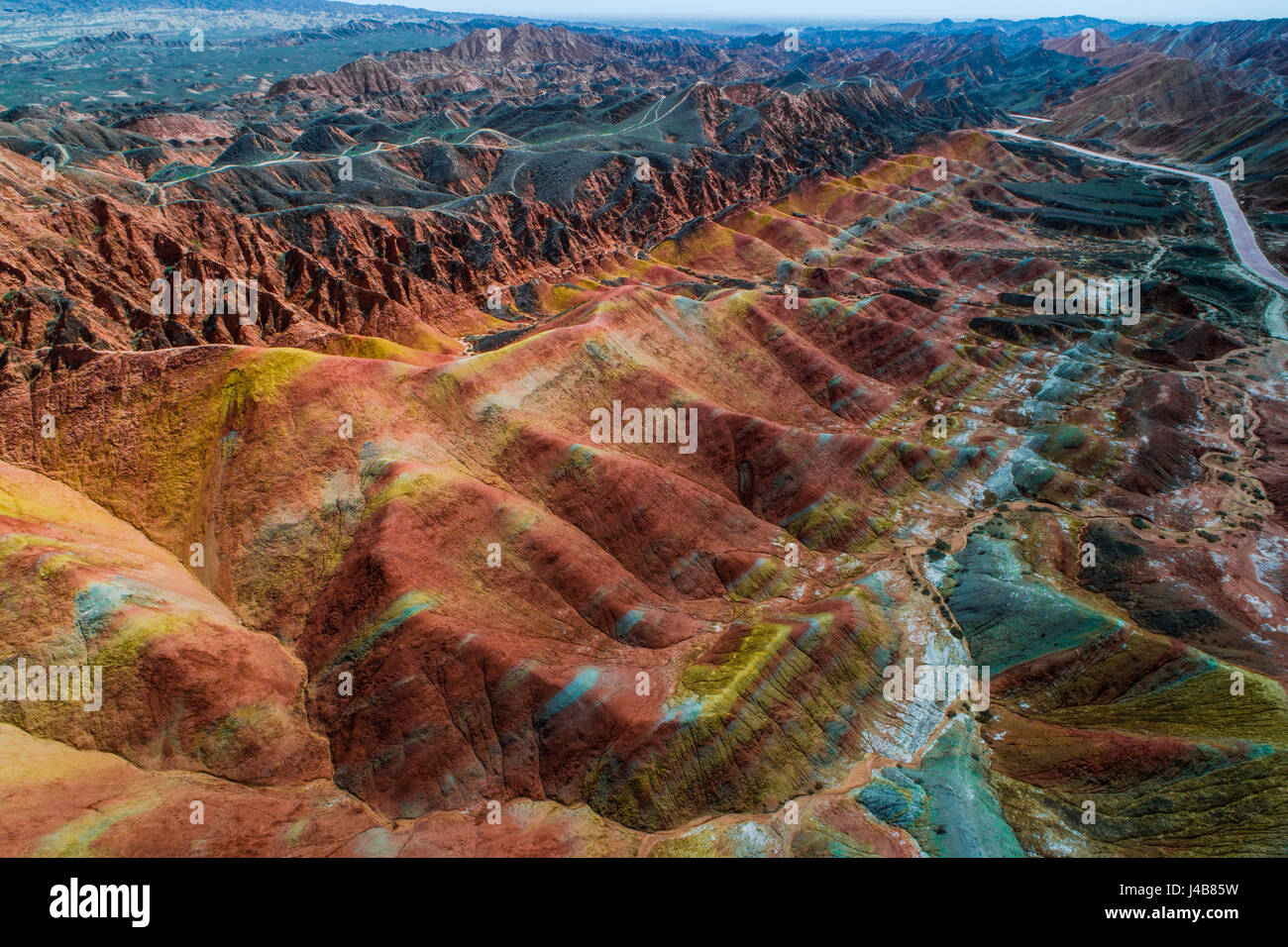 Luftbild auf den regenbogenfarbenen Bergen von Zhangye Danxia Landform geologischen Park in der Provinz Gansu, China, Mai 2017 Stockfoto