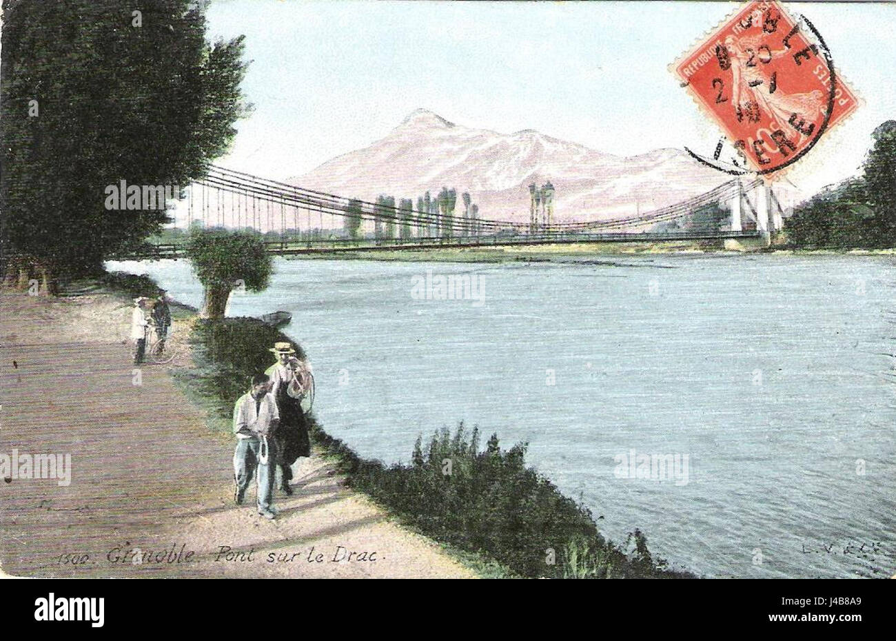 Das Bild zeigt die 1828 erbaute Eisenkettenbrücke über den DRAC-Fluss in Grenoble, Frankreich. Es ist ein bedeutendes Beispiel für die frühe Brückenkonstruktion mit Eisenketten. Stockfoto