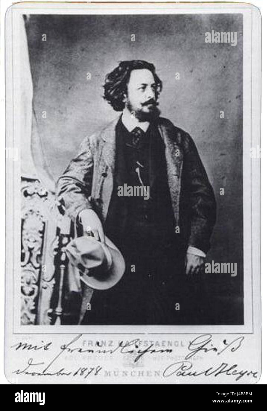 Paul Heyse, fotografiert von Franz Hanfstaengl, war ein deutscher Schriftsteller und Dichter. Heyse ist bekannt für seine literarischen Beiträge, insbesondere für seine Werke in Lyrik, Drama und Fiktion. Seine Zusammenarbeit mit prominenten Persönlichkeiten der deutschen Literatur prägte seinen Einfluss in der Literaturszene des 19. Jahrhunderts. Stockfoto